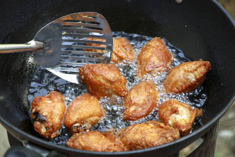 炸鸡锅热石油金黄色的炸鸡锅