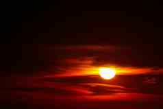 日落海洋光红色的橙色天空轮廓云