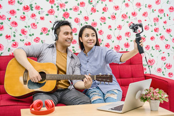 亚洲视频博客结婚了夫妇玩音乐采取从视频