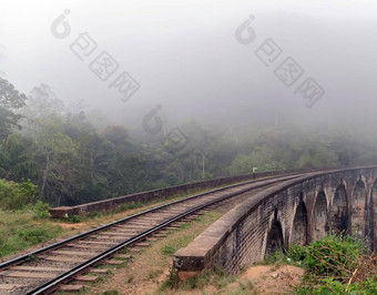 热带雨林早....雾铁路高架桥石头拱桥