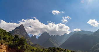 蓝色的天空山景观