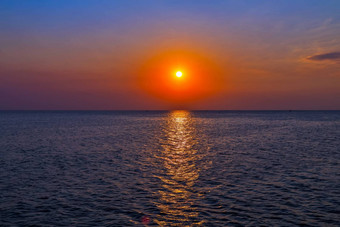 色彩斑斓的天空云日落海景