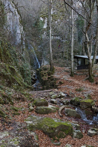 秋天<strong>走迷宫</strong>泰特文巴尔干半岛高山峰河瀑布正在尝试planina