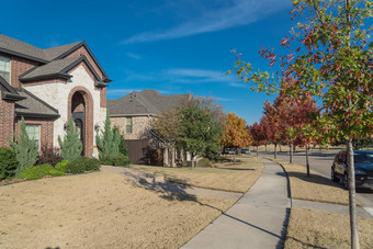 典型的前面玄关入口郊区房子停车色彩斑斓的秋天街达拉斯德州美国