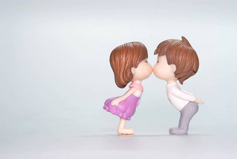 微型娃娃夫妇男孩女孩吻隔离白色