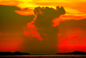 色彩斑斓的日落天空云钓鱼船岛海