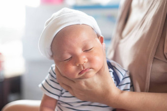 软焦点照片妈妈。妈妈手持有婴儿