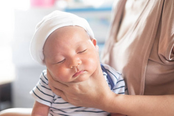 软焦点照片妈妈。妈妈手持有婴儿