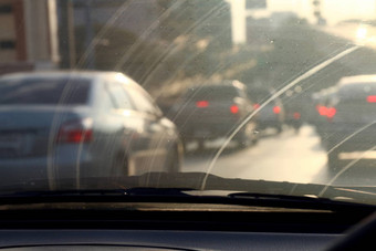 脏挡风玻璃脏挡风玻璃污染汽车玻璃脏室内视图车污染汽车玻璃脏室内视图