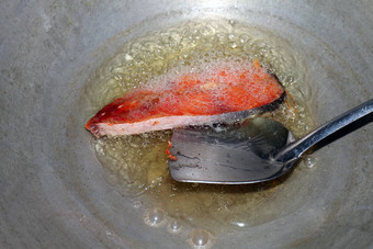 炸鱼块热石油锅炸鱼饮食鱼切割部分片炸石油烹饪锅食物蛋白质饮食健康