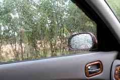 水雨滴新鲜的挡风玻璃感觉放松孤独的车清洁玻璃汽车