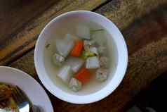 汤姆gaeng爵下巴MOO泰国词清晰的玻璃面条汤清晰的汤豆凝乳剁碎猪肉清晰的汤蔬菜肉丸白色碗