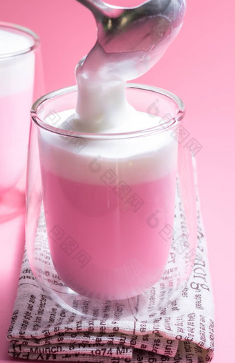 夏天喝概念对于泡沫牛奶草莓粉红色的牛奶