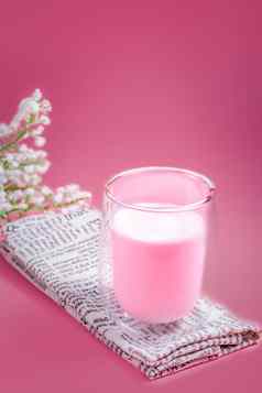夏天喝概念草莓粉红色的牛奶泡沫牛奶