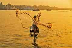 亚洲渔民船钓鱼湄公河河