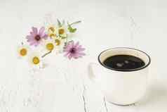杯咖啡木表格装饰花