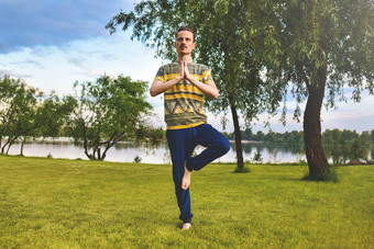 健身男人。锻炼腿孤立的<strong>公园</strong>享受自然瑜伽冥想概念精神上的<strong>实践</strong>Zen