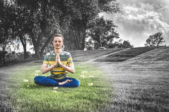 年轻的男人。冥想在<strong>户外</strong>公园坐着眼睛关闭手享受自然瑜伽冥想概念精神上的<strong>实践</strong>艺术照片Zen