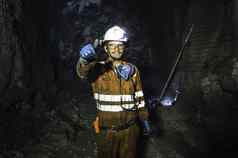 矿业公司我的well-uniformed矿业公司内部我的提高拇指