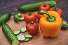 自然礼物好处身体新鲜的切片蔬菜谎言木表格西红柿黄瓜西兰花胡椒胡萝卜