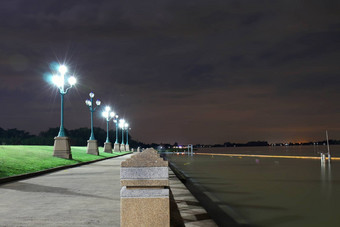 光光波兰晚上公园河边漫步照明座位晚上度假景观