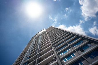 摩天大楼玻璃外墙明亮的阳光明媚的一天阳光蓝色的天空现代建筑泰国业务区国防经济财务状况业务活动概念底视图