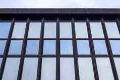 现代办公室建筑外墙玻璃反映阳光