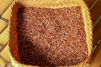 柳条袍使竹子条填满新鲜的自然有机大米关闭自然过程大米干燥工厂巴厘岛干大米种子