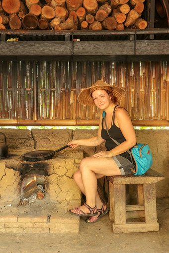 年轻的女人烤<strong>咖啡</strong>豆子投铁锅传统的方法<strong>咖啡</strong>种植园<strong>农场</strong>巴厘岛印尼亚洲<strong>咖啡</strong>使过程烤豆子木火炉子