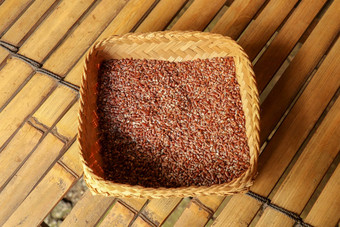 柳条袍使竹子条填满新鲜的自然有机大米关闭自然过程大米干燥工厂巴厘岛干大米种子