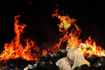 燃烧很多浪费塑料垃圾垃圾本桩转储很多垃圾污染塑料燃烧堆烟燃烧桩垃圾浪费污染