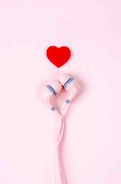 粉红色的耳机红色的心粉红色的背景