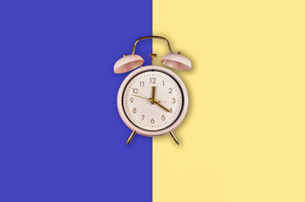 响双胞胎贝尔古董经典报警时钟孤立的幻影蓝色的黄色的柔和的色彩斑斓的时尚的背景