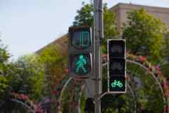 行人自行车交通灯绿色光