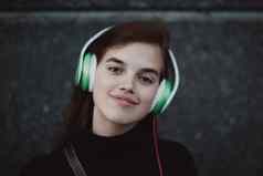 网络收音机音乐概念年轻的漂亮的女孩听音乐耳机