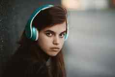 网络收音机音乐概念年轻的漂亮的女孩耳机