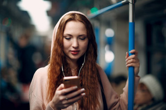 年轻的女人移动电话地铁地铁概念