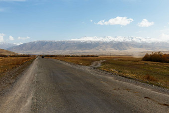 高速公路通过在桌子<strong>底下</strong>地区吉尔吉斯斯坦