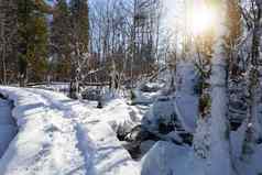 阳光明媚的冬天一天特湖泊冻瀑布