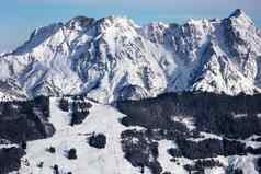 冬天山背景滑雪山坡上滑雪电梯斯基因