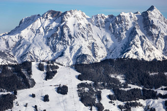 冬天山背景滑雪山坡上滑雪电梯斯基因