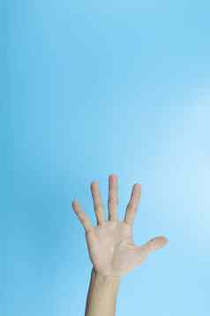 女人手显示手指标志光蓝色的背景数量