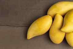 黄色的新鲜的芒果真正的木表格芒果热带水果吸引