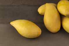 黄色的新鲜的芒果真正的木表格芒果热带水果吸引