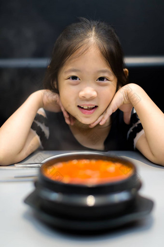 孩子传统的朝鲜文泡菜汤