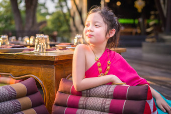 泰国女孩孩子传统的泰国服装