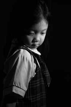 伤心孤独的孩子亚洲黑色的白色
