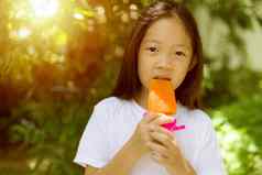 亚洲孩子吃冰棒冰奶油热夏天一天