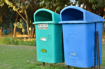 德里政府安装很多绿色蓝色的垃圾桶城市公园绿色有机浪费蓝色的有机可回收的浪费