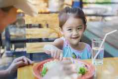 关闭泰国孩子们吃餐厅妈妈。
